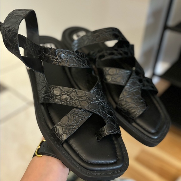 Gianni Bini Womens Size 7M Stage crocodile Embossed Leather  Gianni Bini Back-Stage Crocodile Embossed Leather Flat Thong Sandals Size 8.5